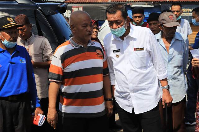 Bupati Pesisir Selatan, Rusma Yul Anwar, meninjau lokasi kebakaran sekaligus menyerahkan bantuan pada korban kebakaran di Pasar Kambang, Nagari Kambang